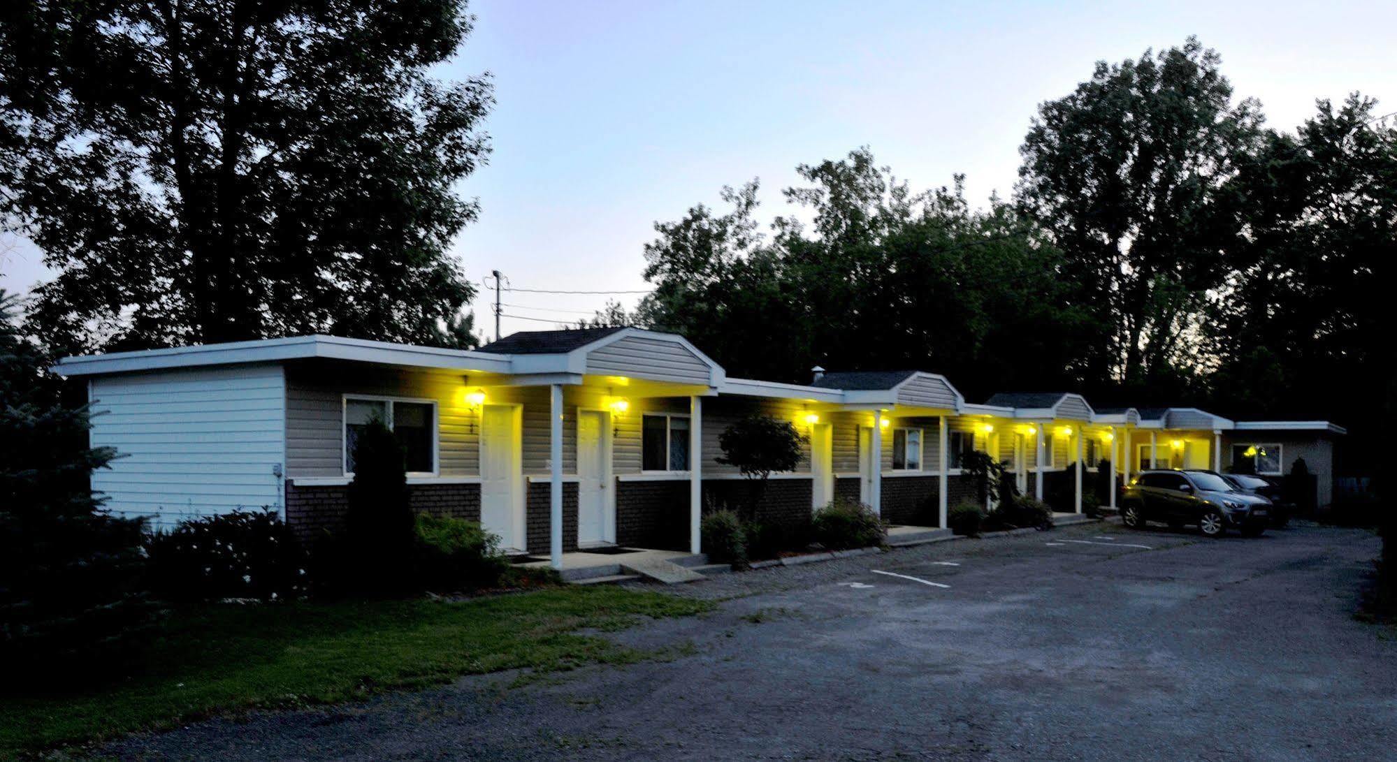 Waterloo Motel Des Deux Lacs מראה חיצוני תמונה